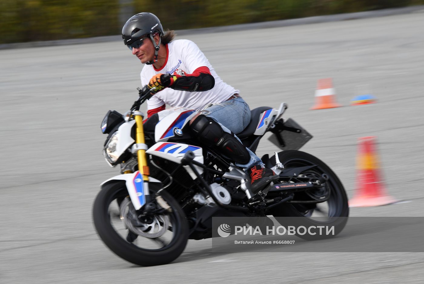 Соревнования по фигурному вождению на мотоциклах во Владивостоке