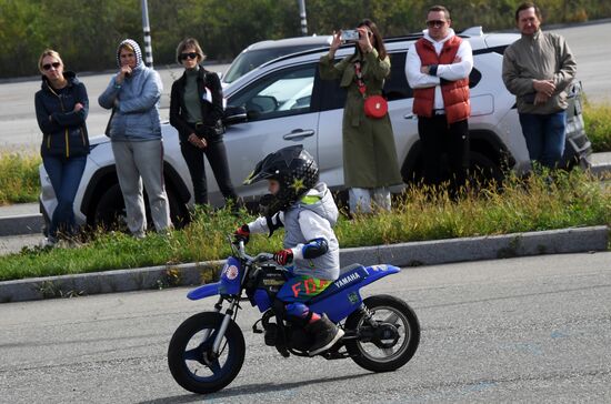 Соревнования по фигурному вождению на мотоциклах во Владивостоке