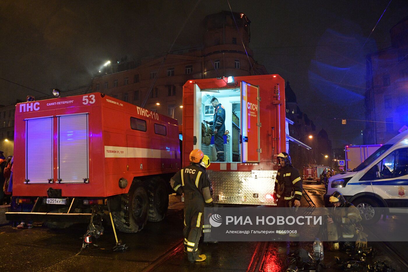 Пожар в жилом доме в Санкт-Петербурге