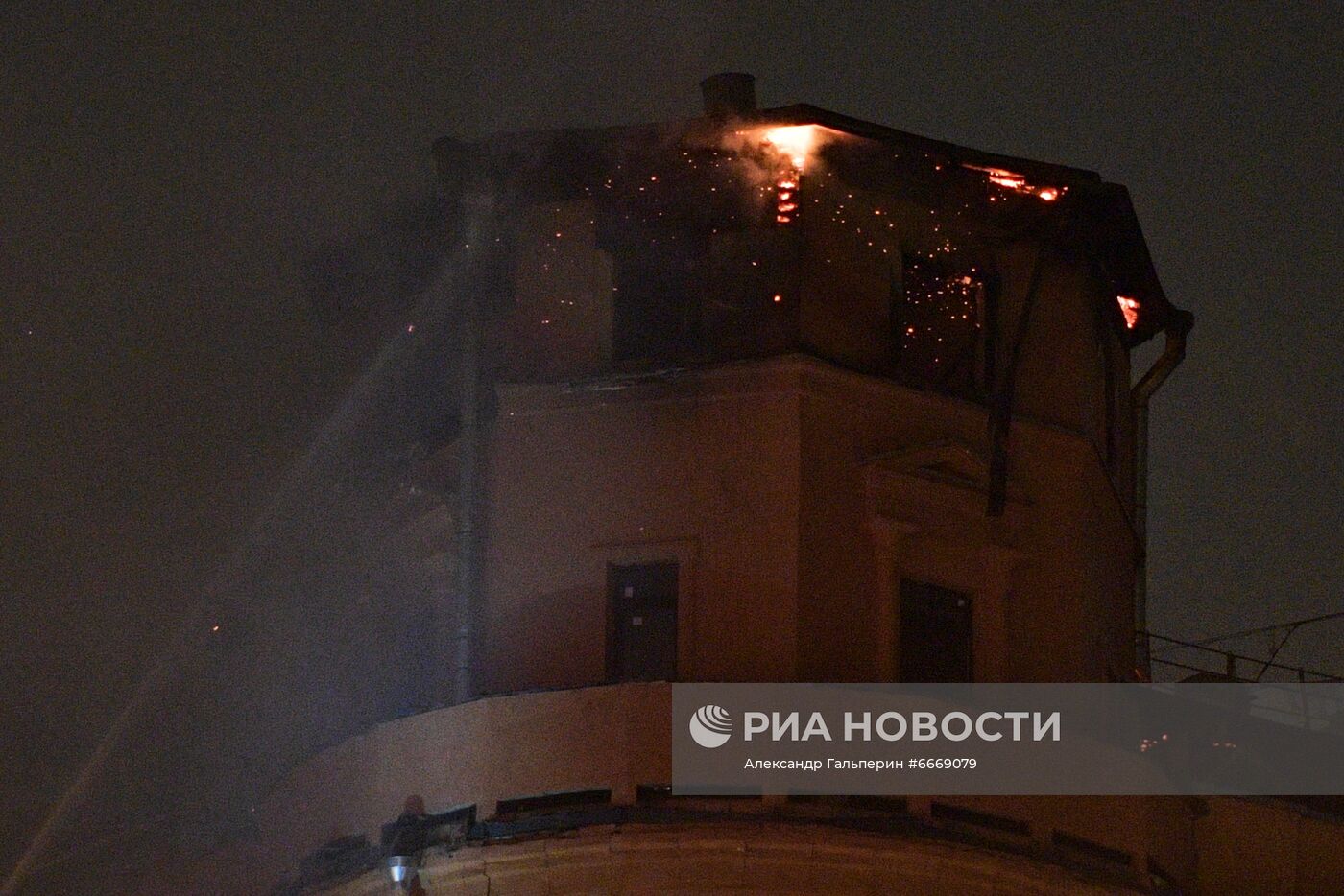 Пожар в жилом доме в Санкт-Петербурге