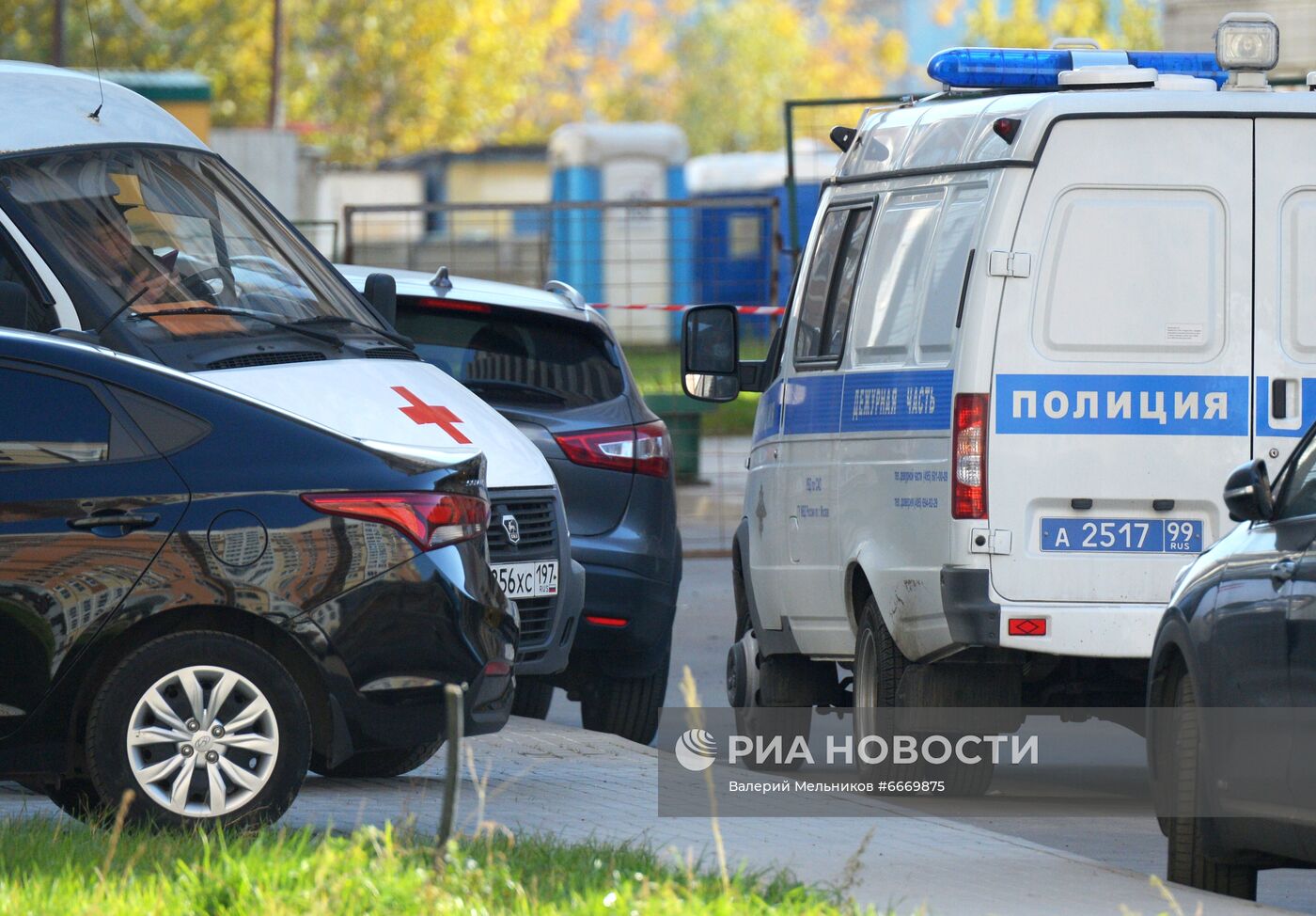 В Москве под окнами многоэтажки нашли тела женщины и двоих детей