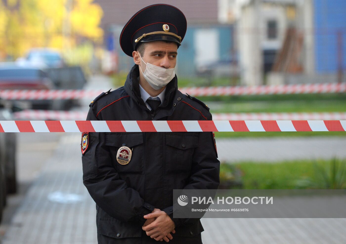 В Москве под окнами многоэтажки нашли тела женщины и двоих детей