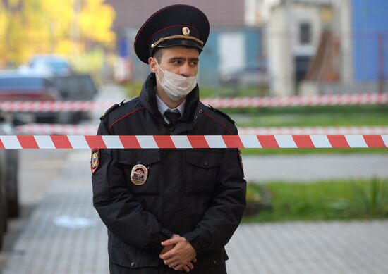 В Москве под окнами многоэтажки нашли тела женщины и двоих детей