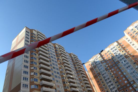 В Москве под окнами многоэтажки нашли тела женщины и двоих детей