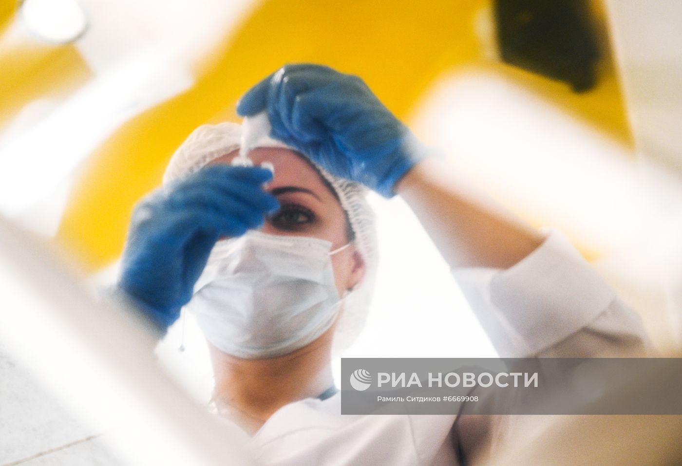 Сдача экспресс-тестов на COVID-19 в ГУМе