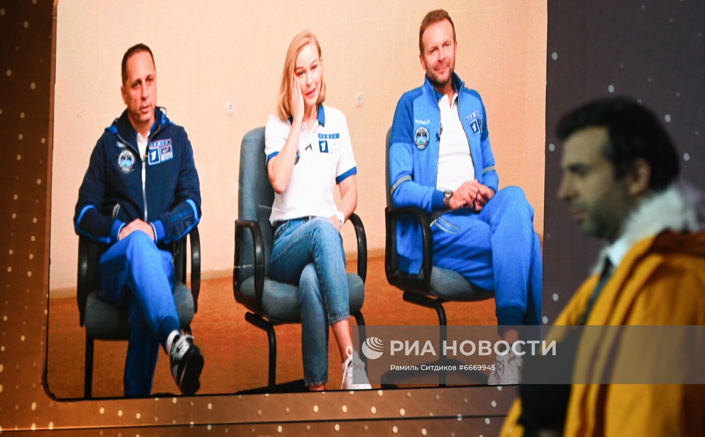 Шоу "Вечерний Ургант" на космодроме Байконур