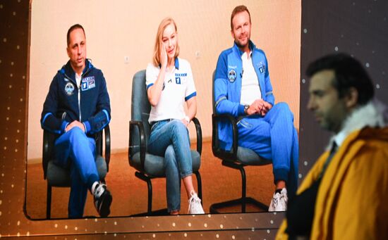 Шоу "Вечерний Ургант" на космодроме Байконур