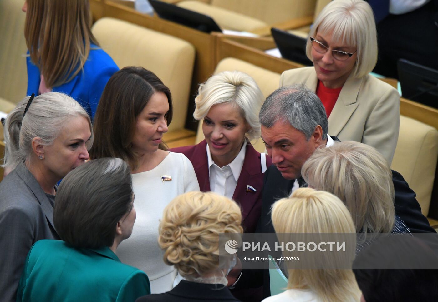 Первое пленарное заседание восьмого созыва Госдумы