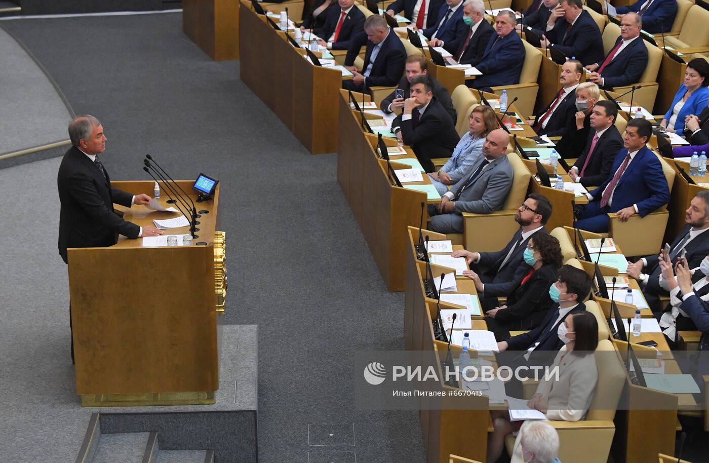 Первое пленарное заседание восьмого созыва Госдумы