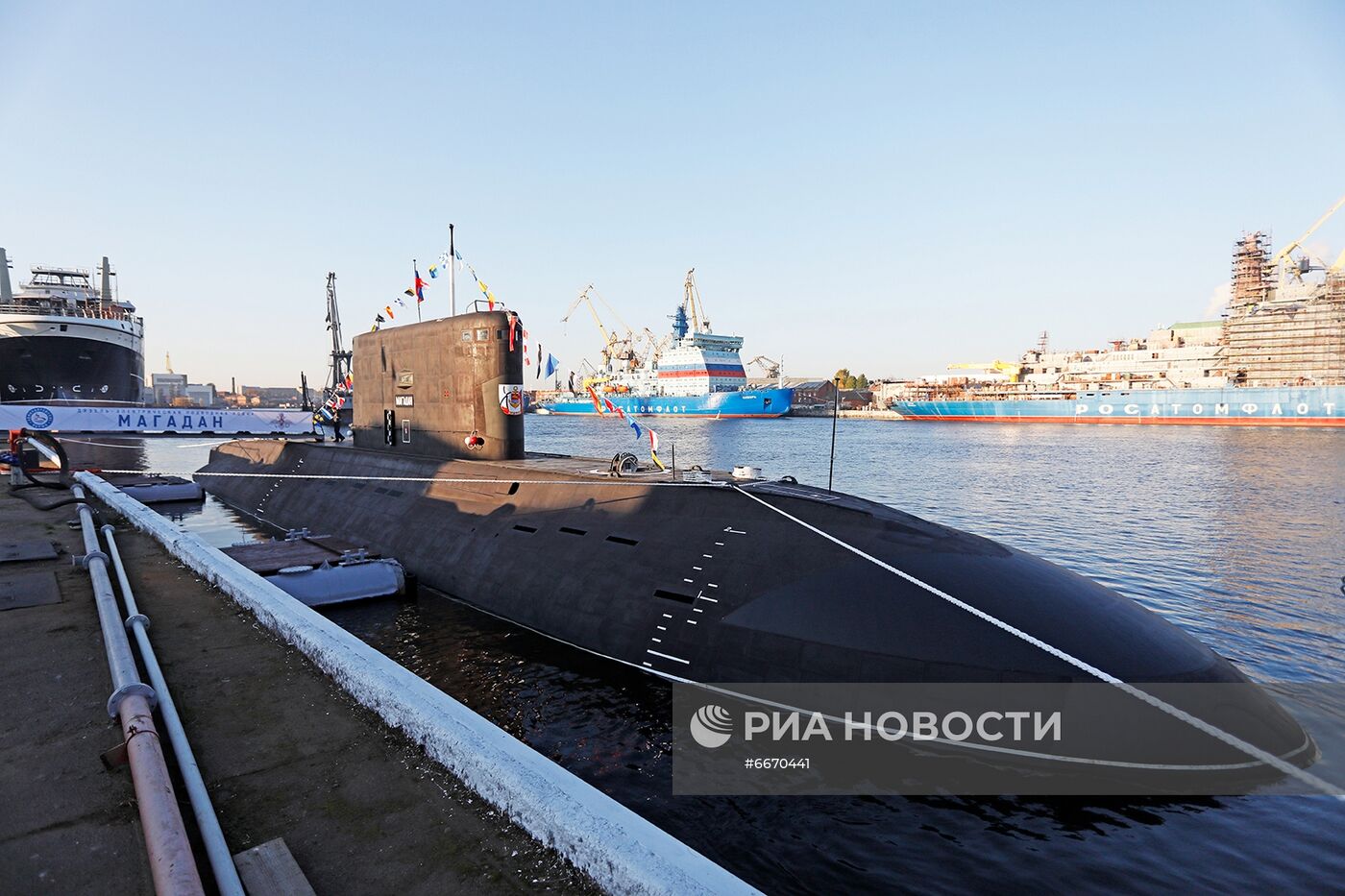 Церемония приема подводной лодки "Магадан" в состав ВМФ