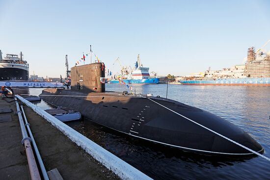 Церемония приема подводной лодки "Магадан" в состав ВМФ