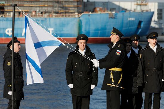 Церемония приема подводной лодки "Магадан" в состав ВМФ