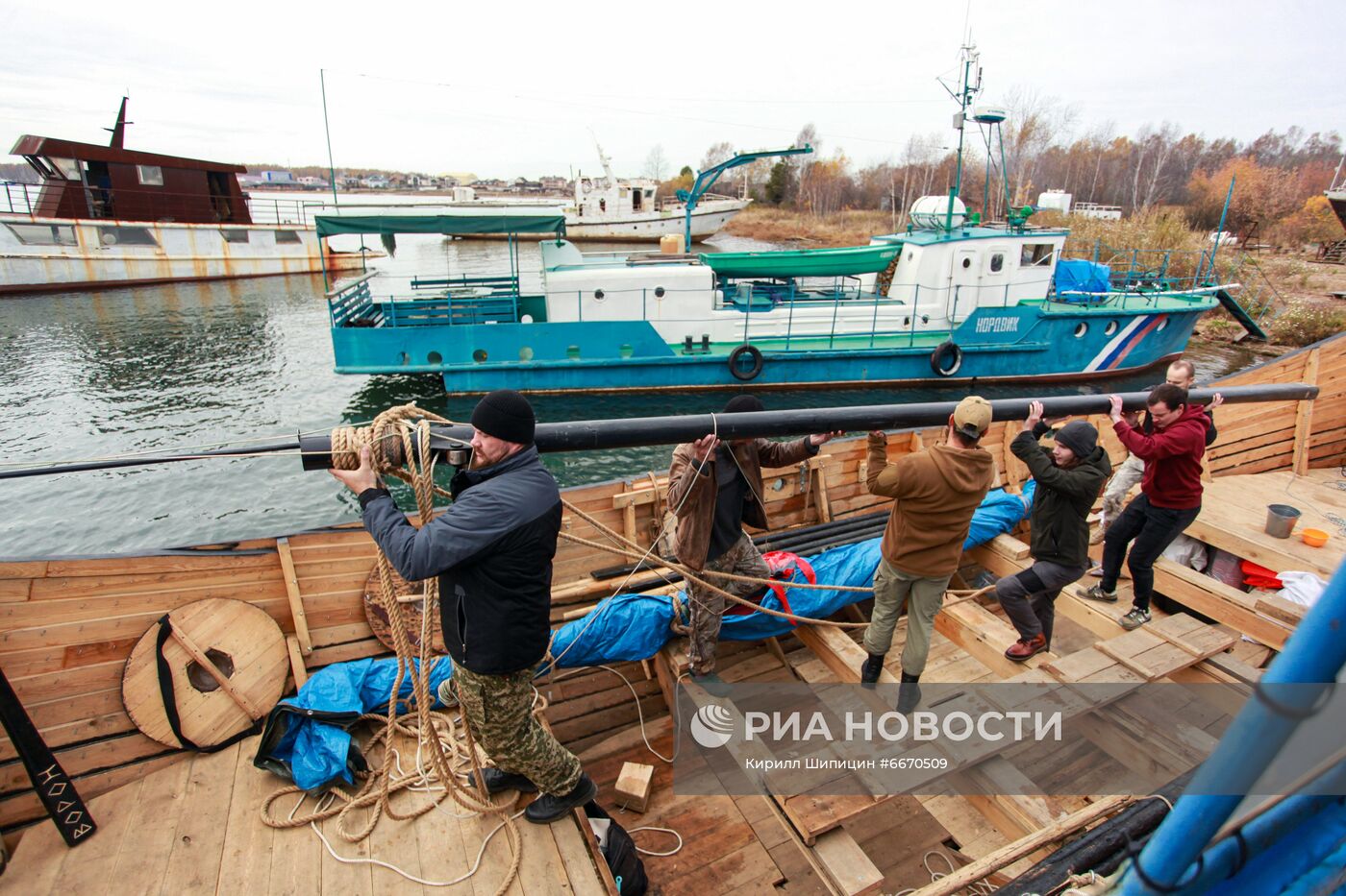 Испытание рукодельного драккара викингов в Иркутской области