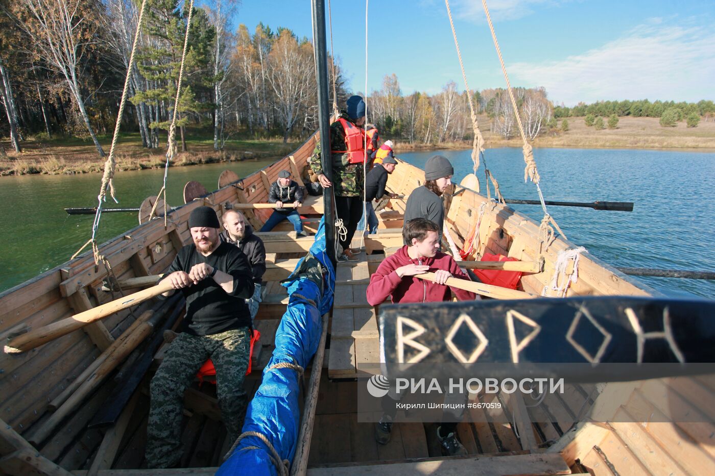 Испытание рукодельного драккара викингов в Иркутской области