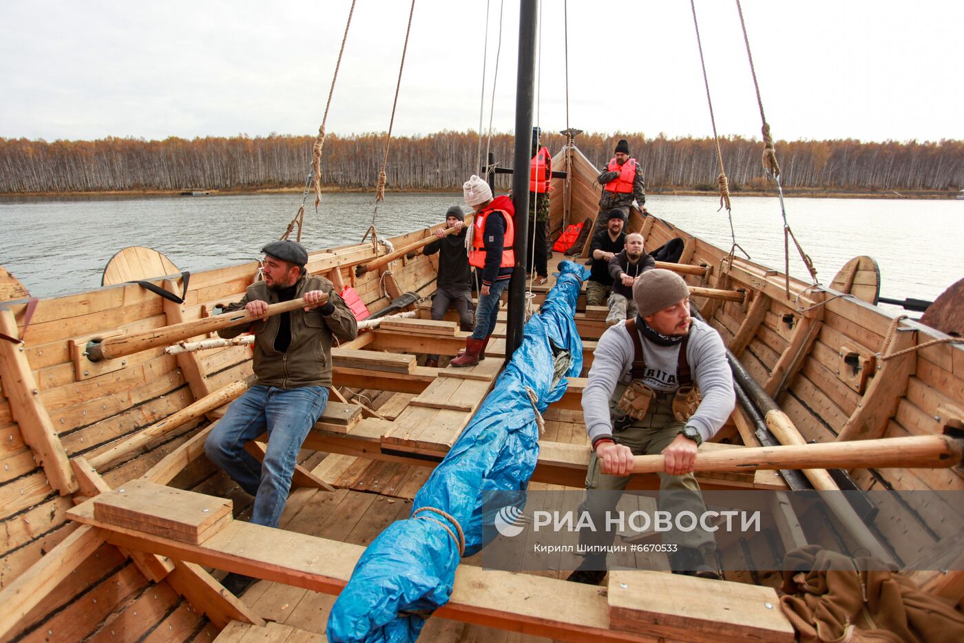 Испытание рукодельного драккара викингов в Иркутской области