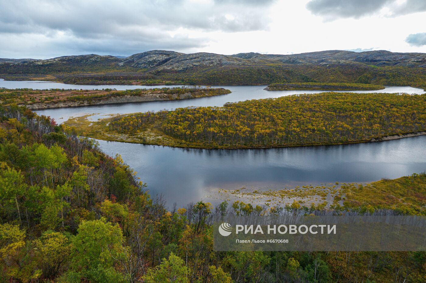 Полуострова Средний и Рыбачий в Мурманской области