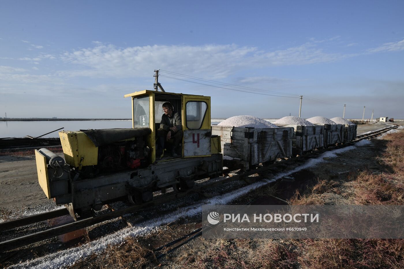 Добыча розовой соли на озере Сасык-Сиваш в Крыму