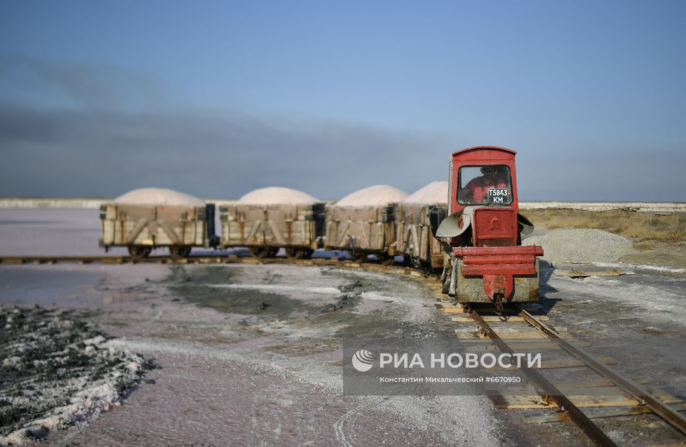 Добыча розовой соли на озере Сасык-Сиваш в Крыму