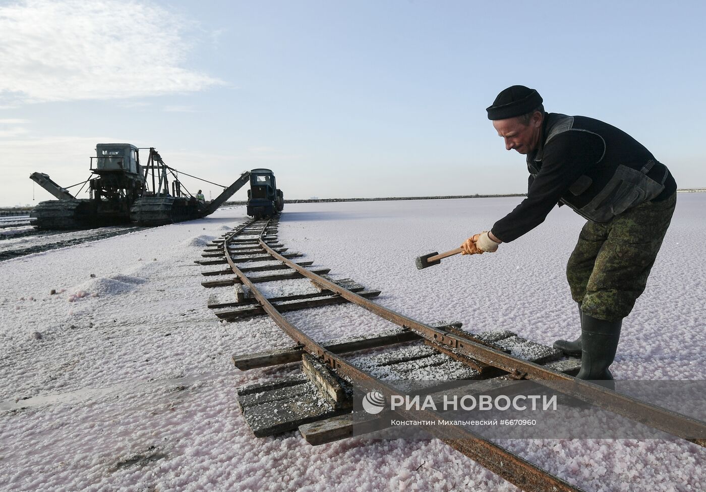 Добыча розовой соли на озере Сасык-Сиваш в Крыму