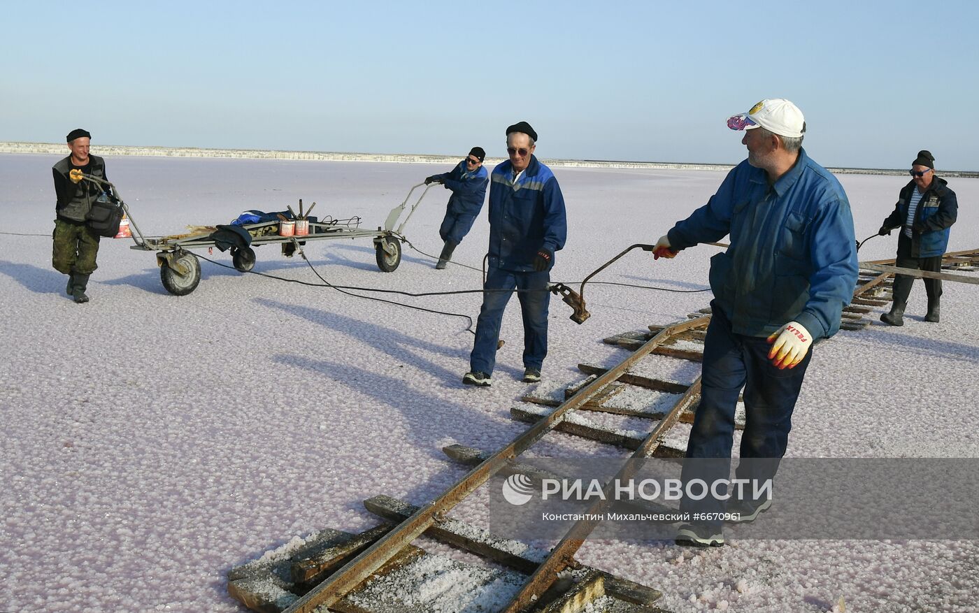 Добыча розовой соли на озере Сасык-Сиваш в Крыму