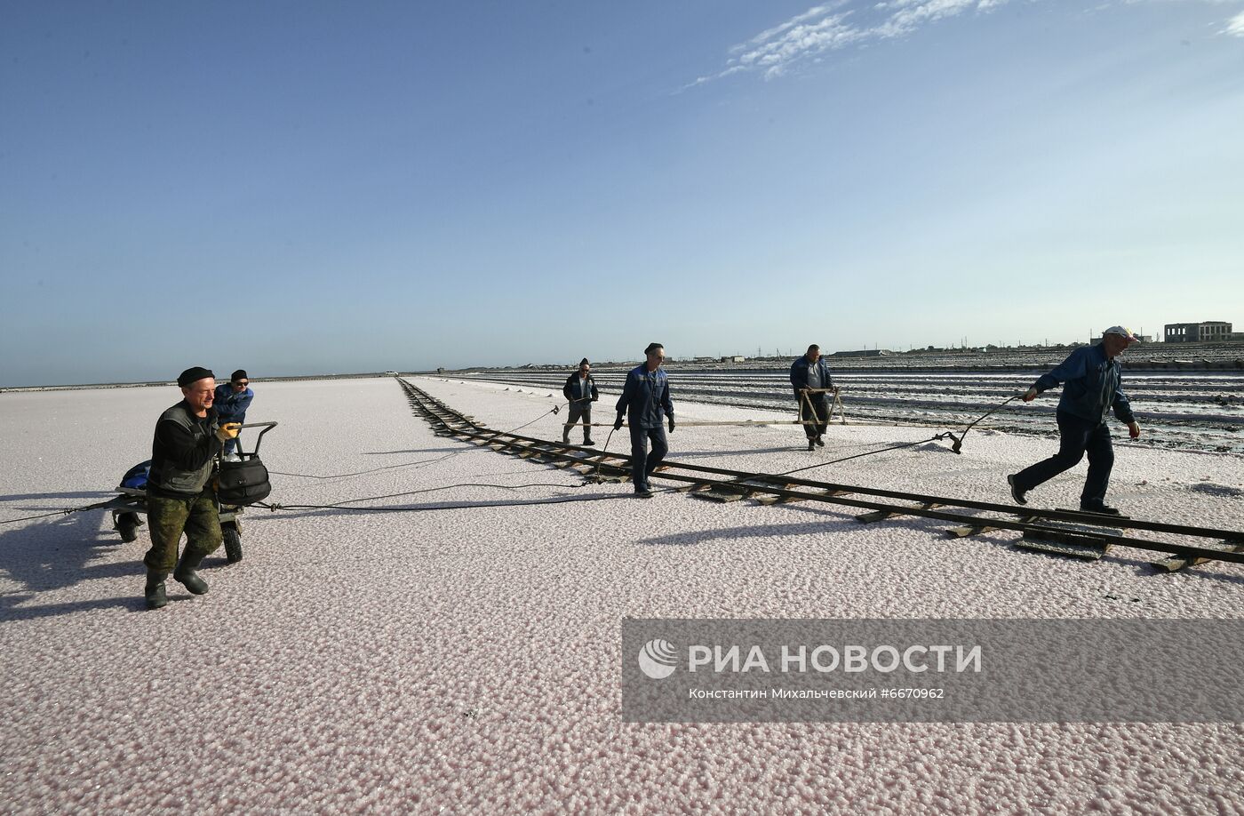 Добыча розовой соли на озере Сасык-Сиваш в Крыму