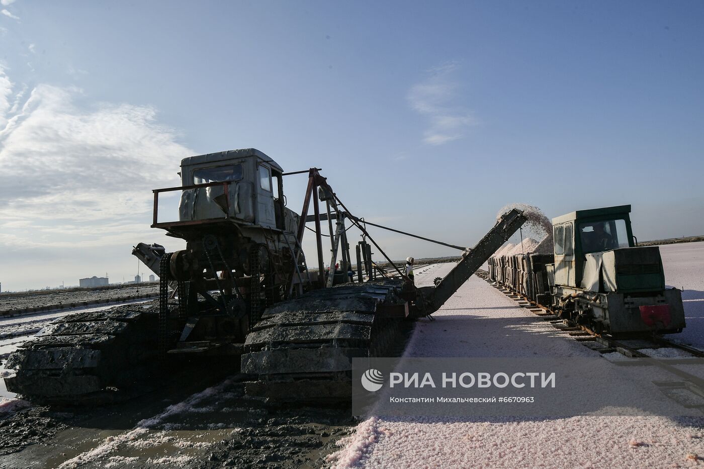 Добыча розовой соли на озере Сасык-Сиваш в Крыму