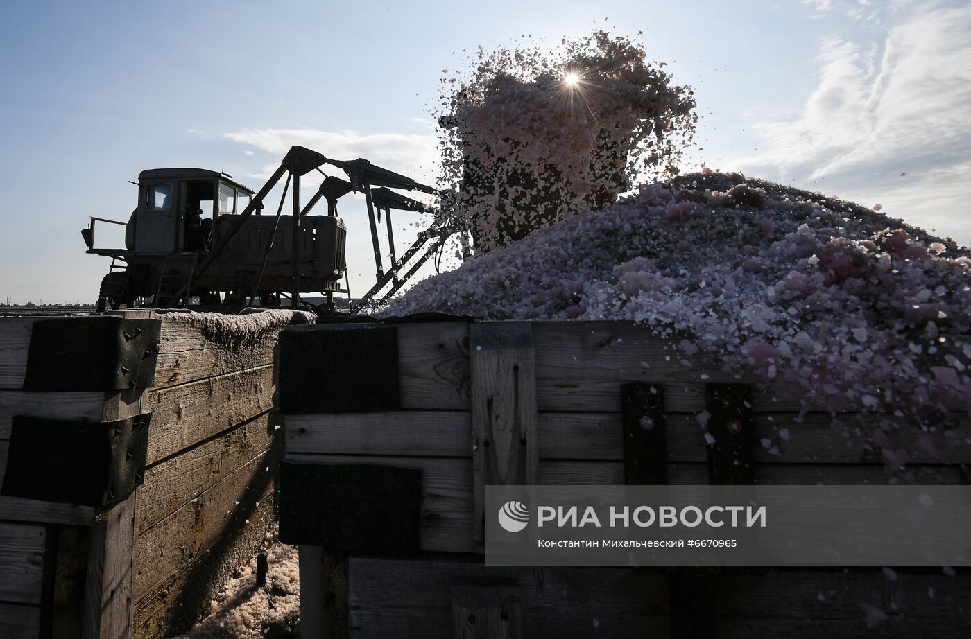 Добыча розовой соли на озере Сасык-Сиваш в Крыму