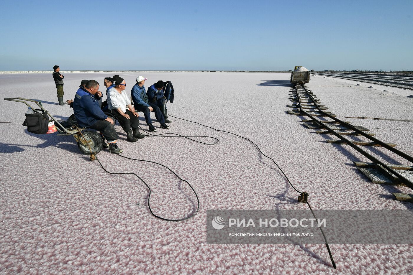 Добыча розовой соли на озере Сасык-Сиваш в Крыму