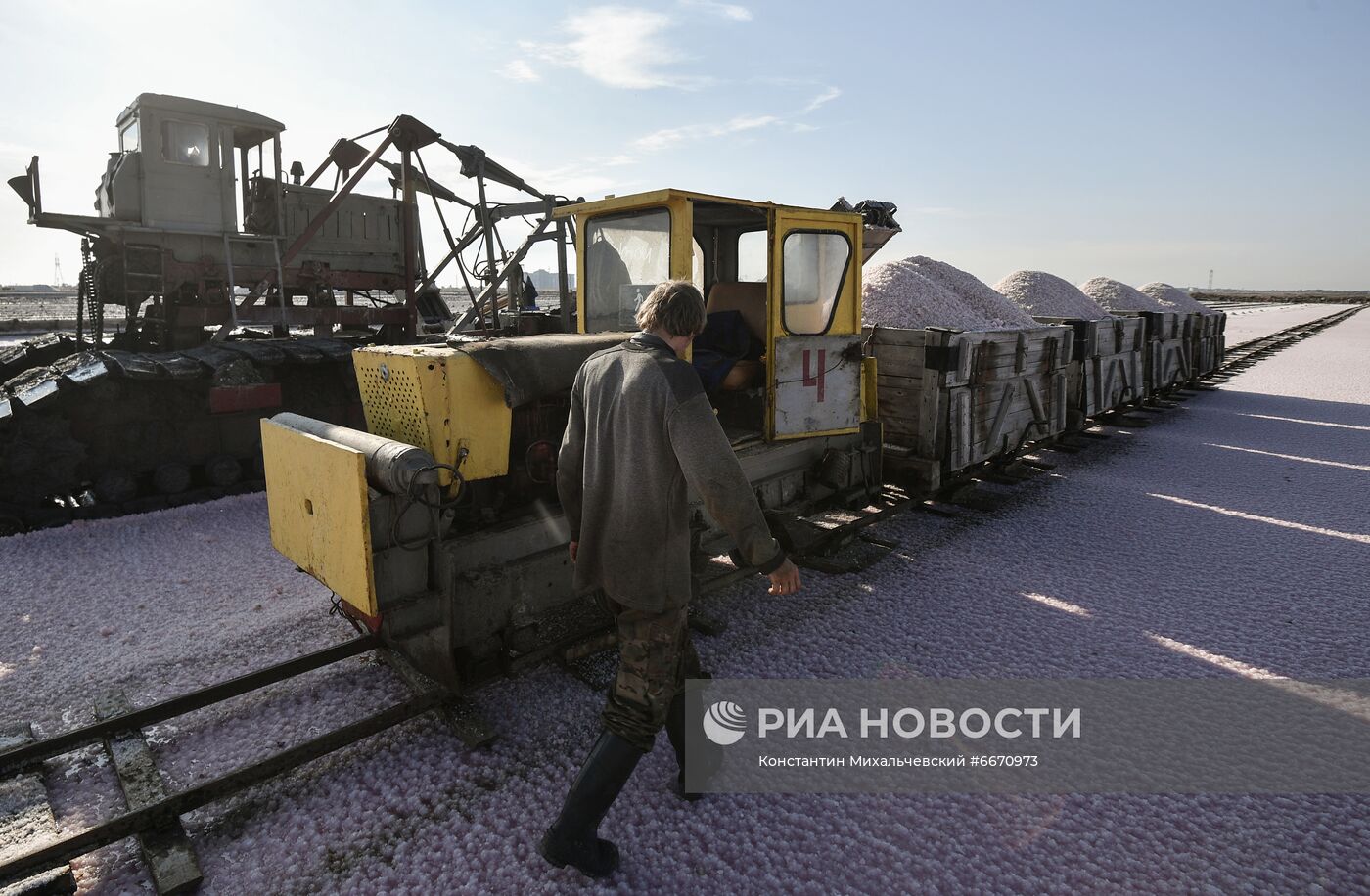 Добыча розовой соли на озере Сасык-Сиваш в Крыму