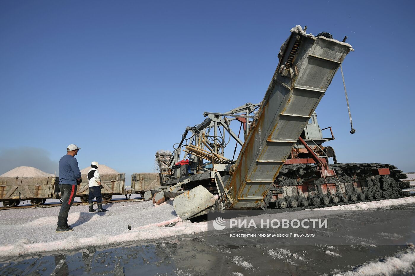 Добыча розовой соли на озере Сасык-Сиваш в Крыму