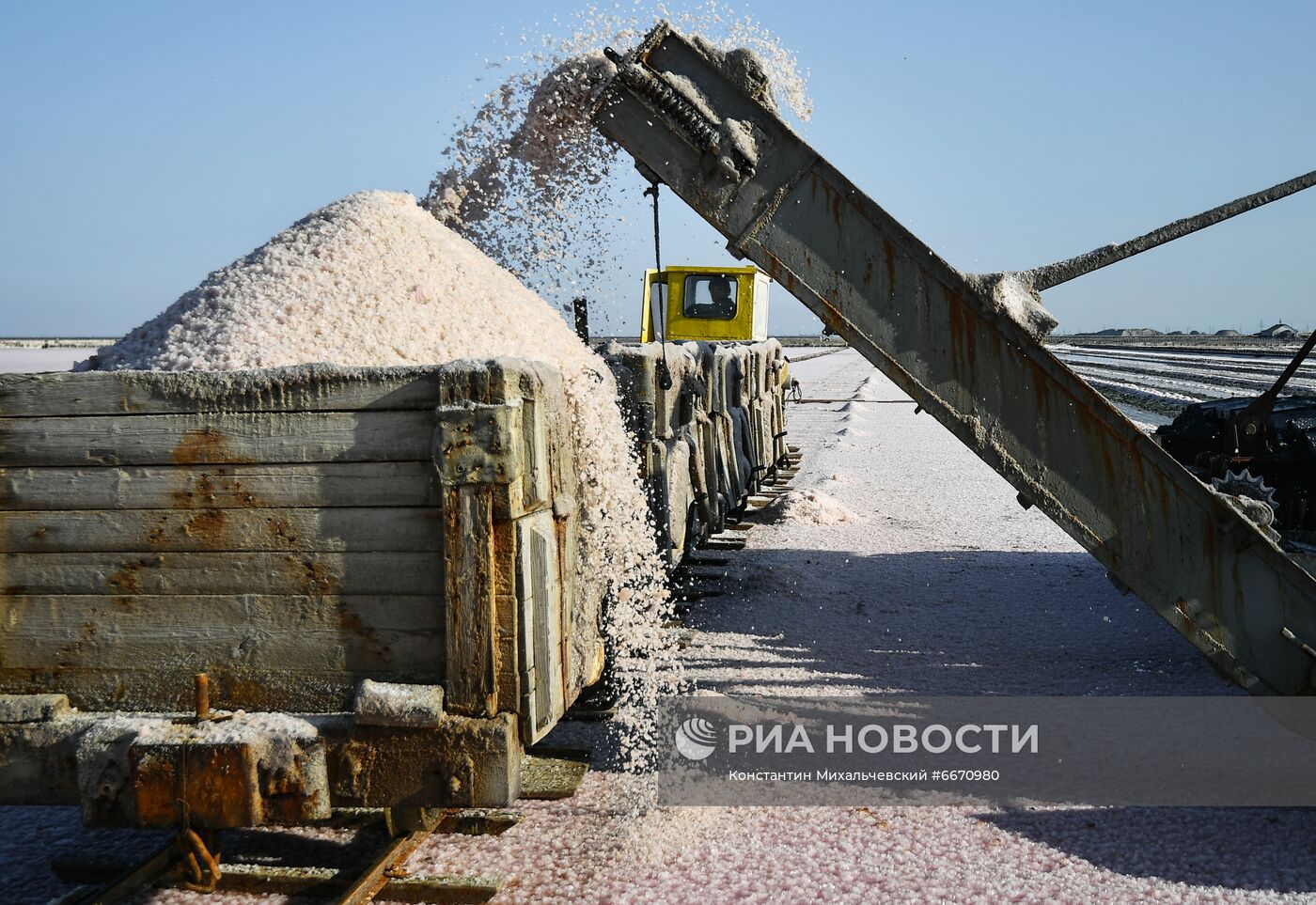 Добыча розовой соли на озере Сасык-Сиваш в Крыму