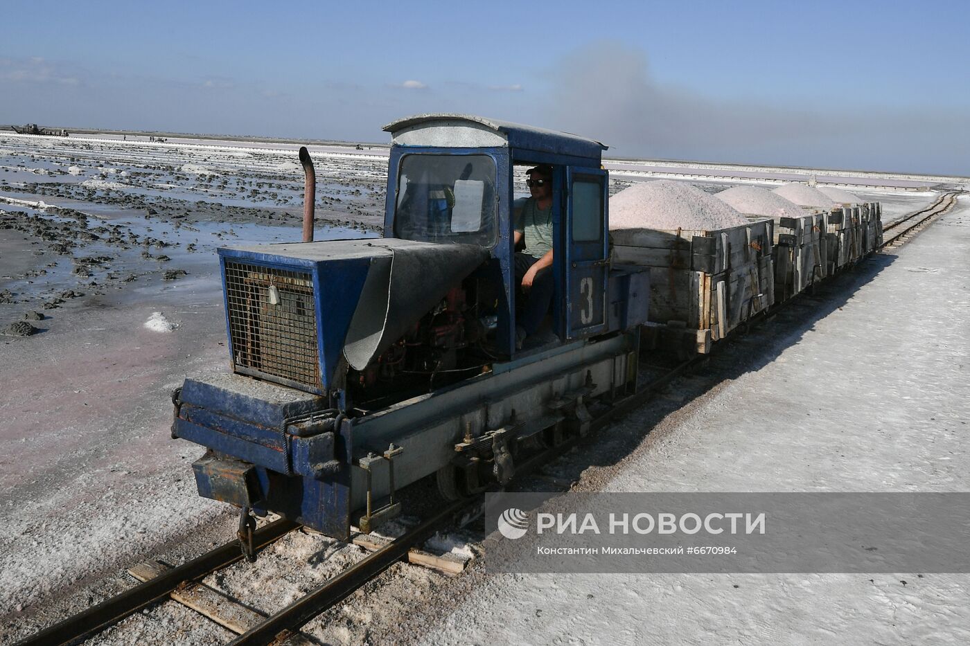 Добыча розовой соли на озере Сасык-Сиваш в Крыму