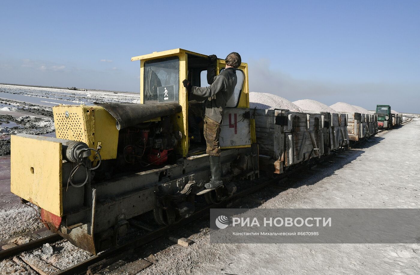 Добыча розовой соли на озере Сасык-Сиваш в Крыму