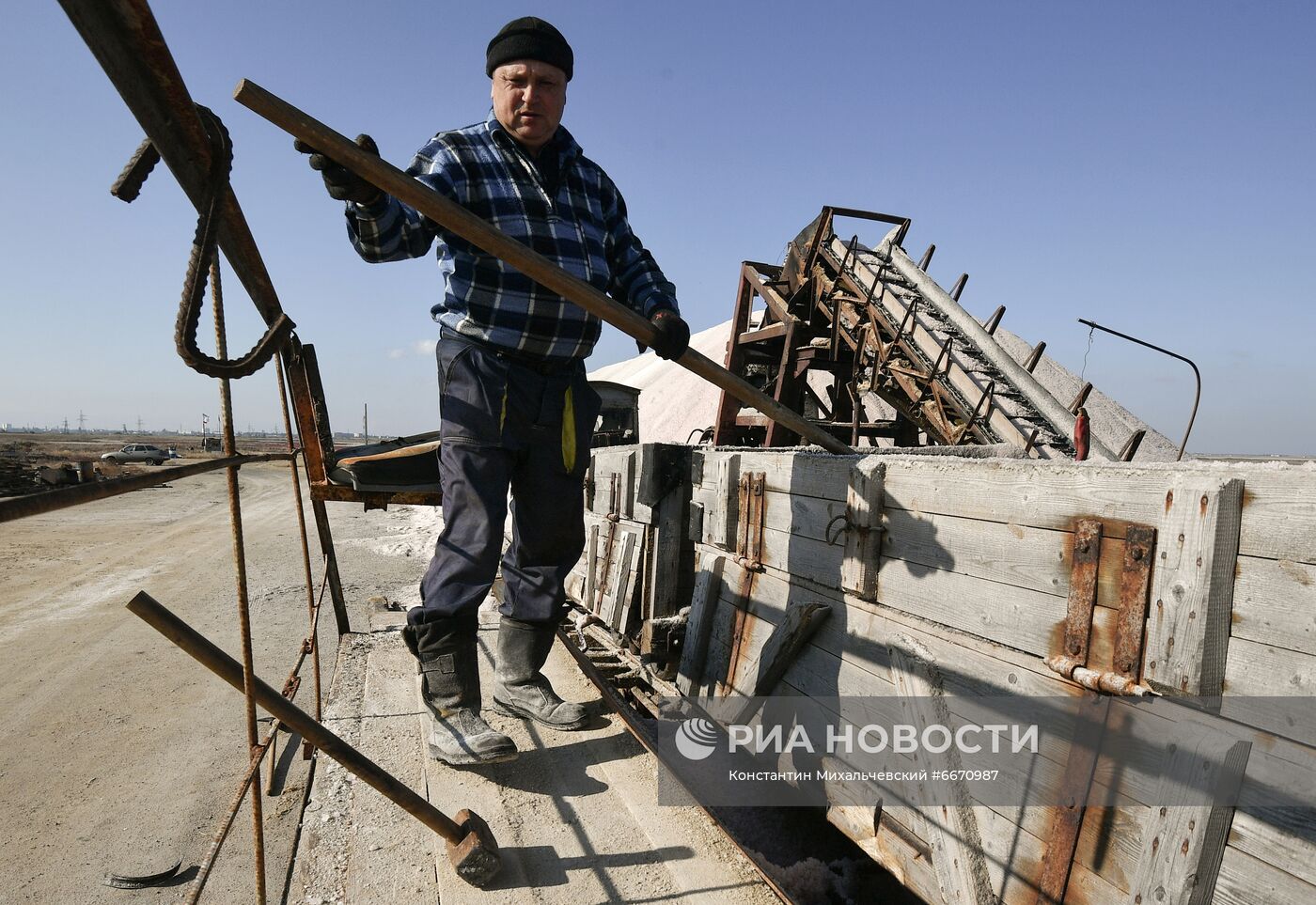 Добыча розовой соли на озере Сасык-Сиваш в Крыму