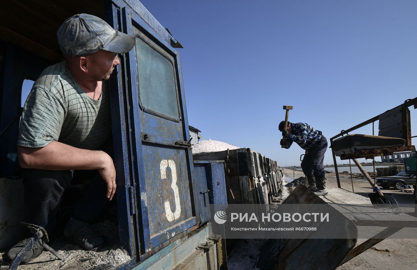 Добыча розовой соли на озере Сасык-Сиваш в Крыму