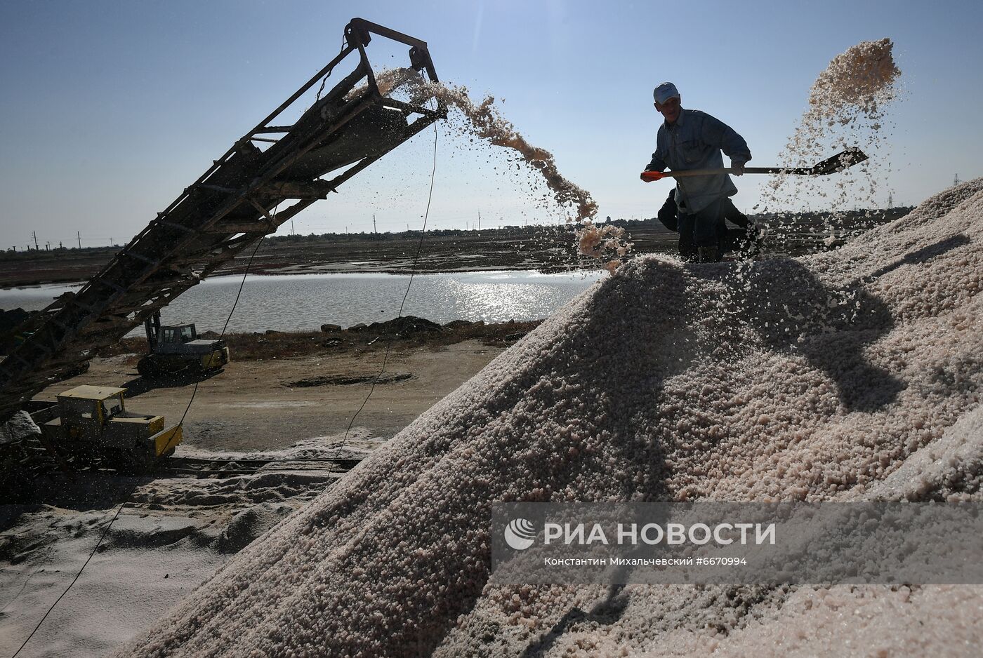 Добыча розовой соли на озере Сасык-Сиваш в Крыму