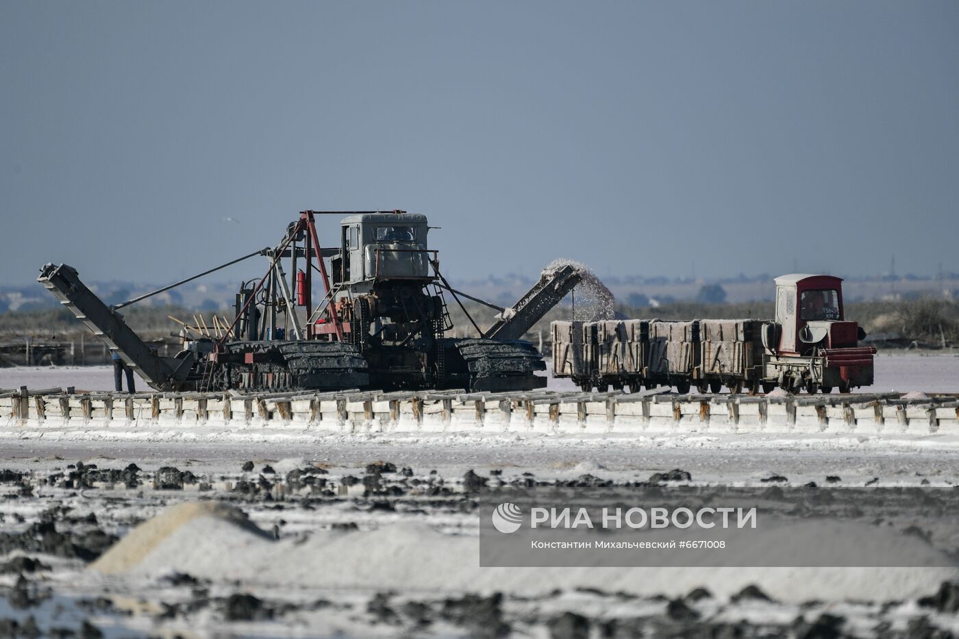 Добыча розовой соли на озере Сасык-Сиваш в Крыму