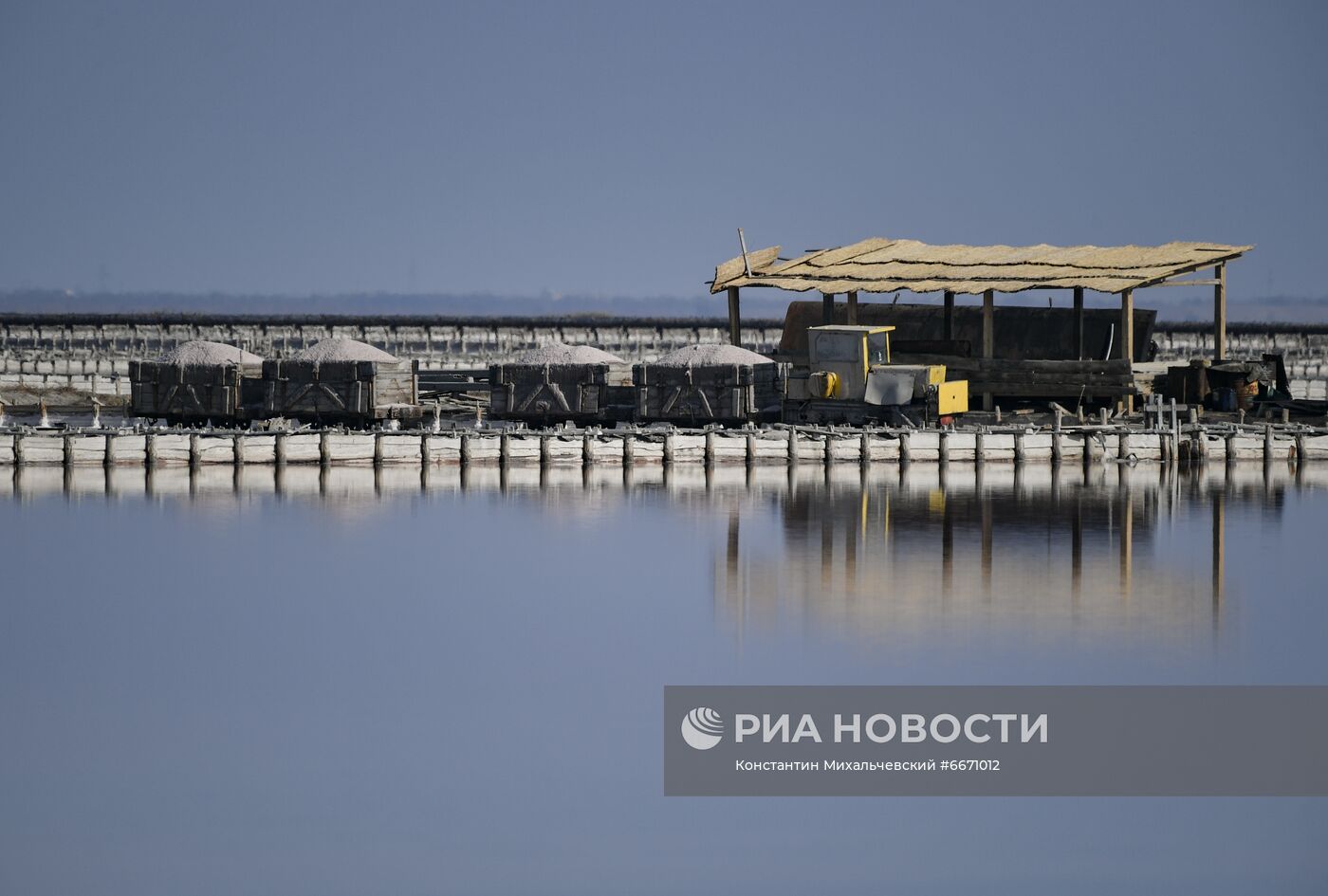 Добыча розовой соли на озере Сасык-Сиваш в Крыму