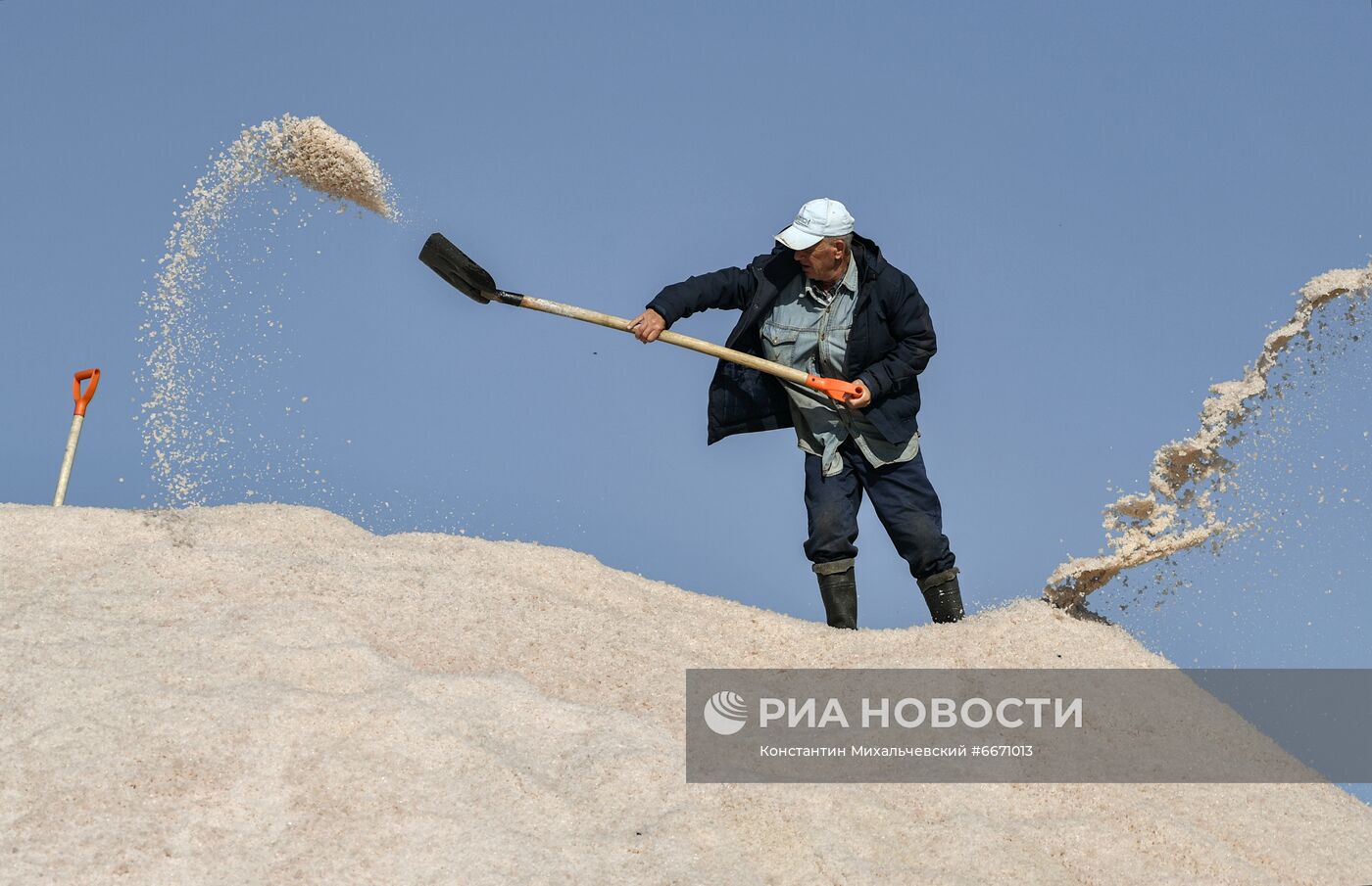 Добыча розовой соли на озере Сасык-Сиваш в Крыму