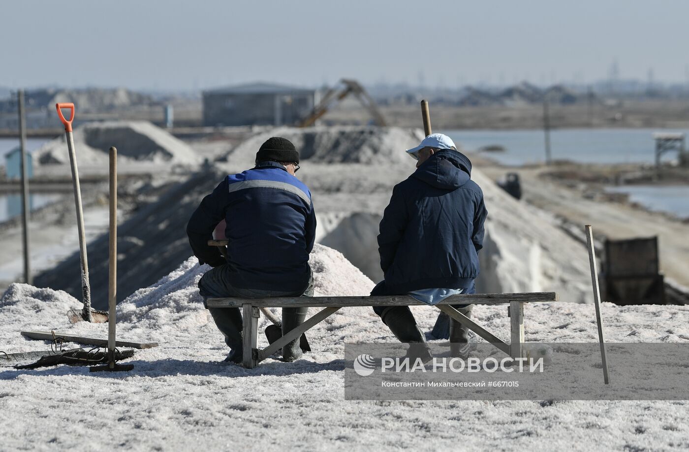 Добыча розовой соли на озере Сасык-Сиваш в Крыму