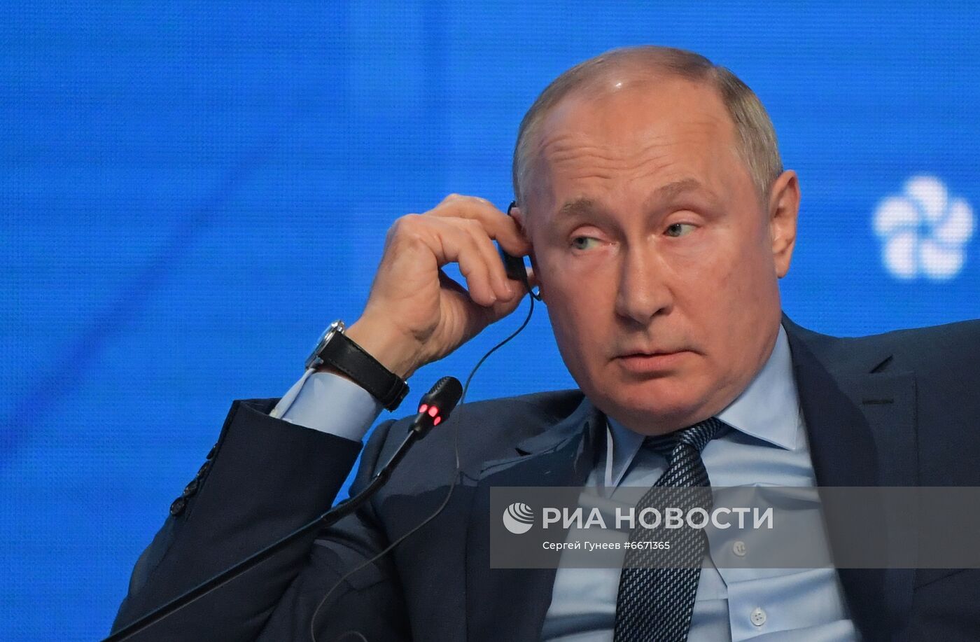 Президент РФ В. Путин принял участие в пленарном заседании форума "Российская энергетическая неделя"