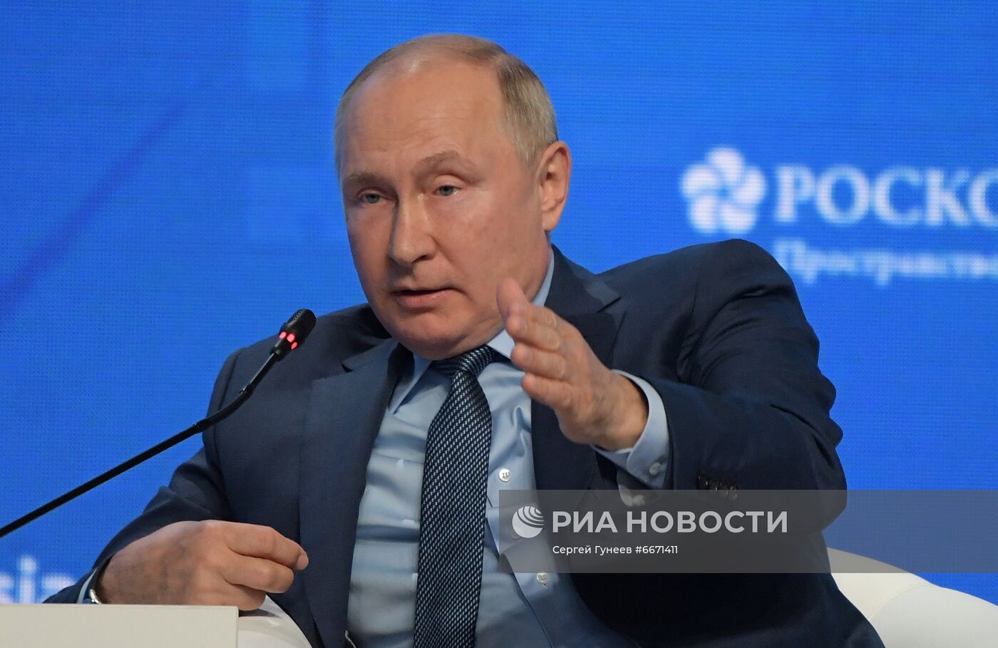 Президент РФ В. Путин принял участие в пленарном заседании форума "Российская энергетическая неделя"