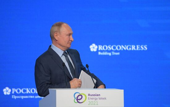 Президент РФ В. Путин принял участие в пленарном заседании форума "Российская энергетическая неделя"