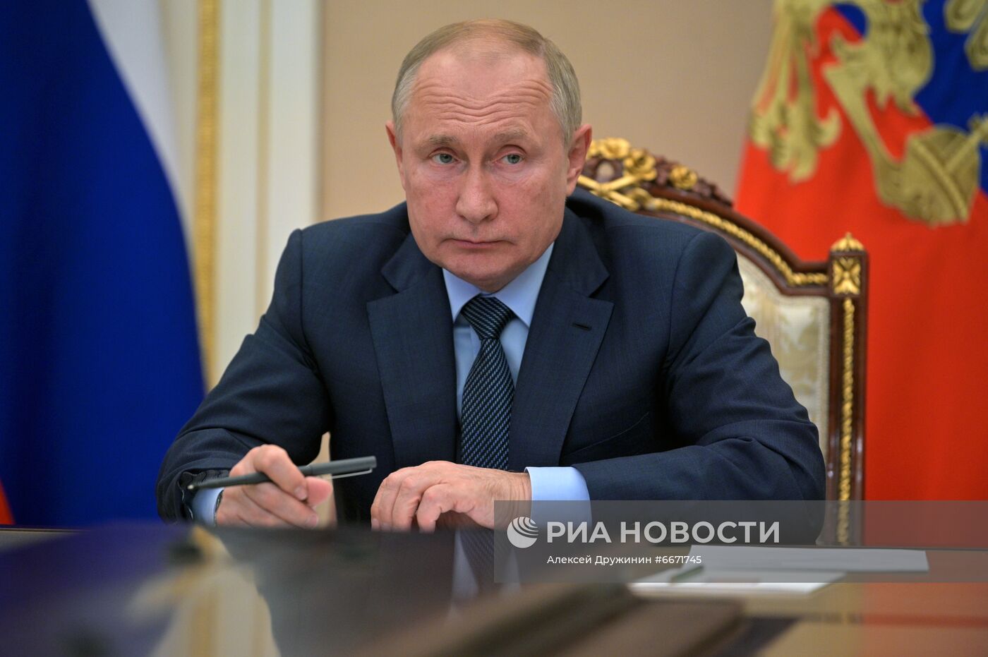 Президент РФ В. Путин провел встречу с главами спецслужб стран СНГ