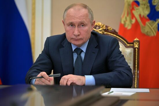 Президент РФ В. Путин провел встречу с главами спецслужб стран СНГ