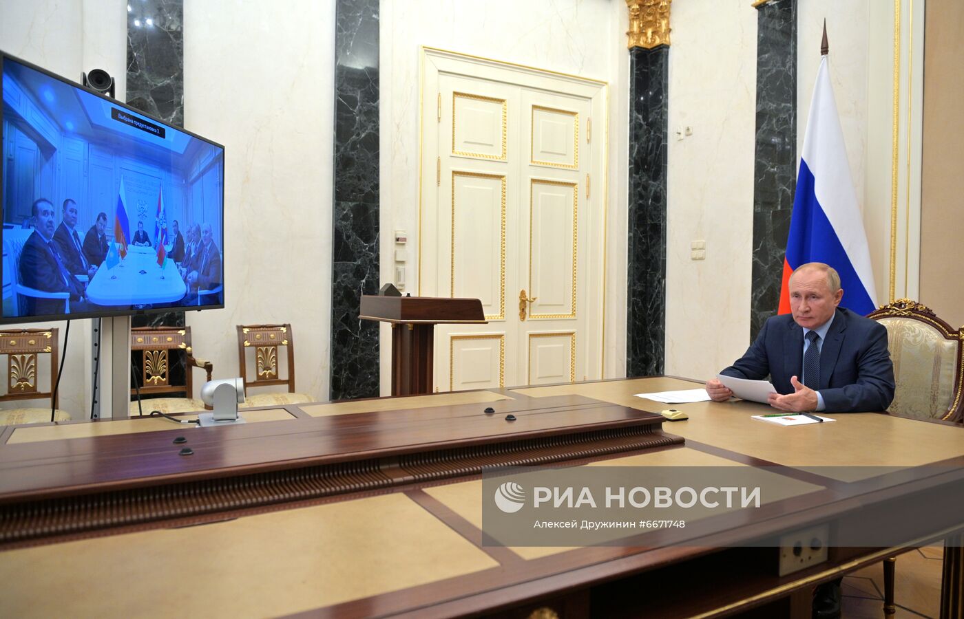 Президент РФ В. Путин провел встречу с главами спецслужб стран СНГ