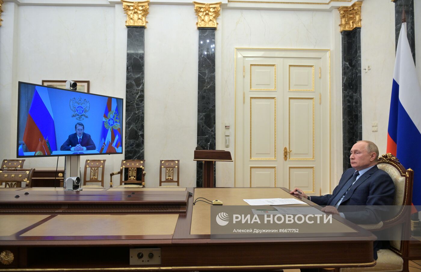 Президент РФ В. Путин провел встречу с главами спецслужб стран СНГ