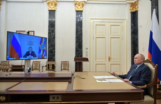 Президент РФ В. Путин провел встречу с главами спецслужб стран СНГ