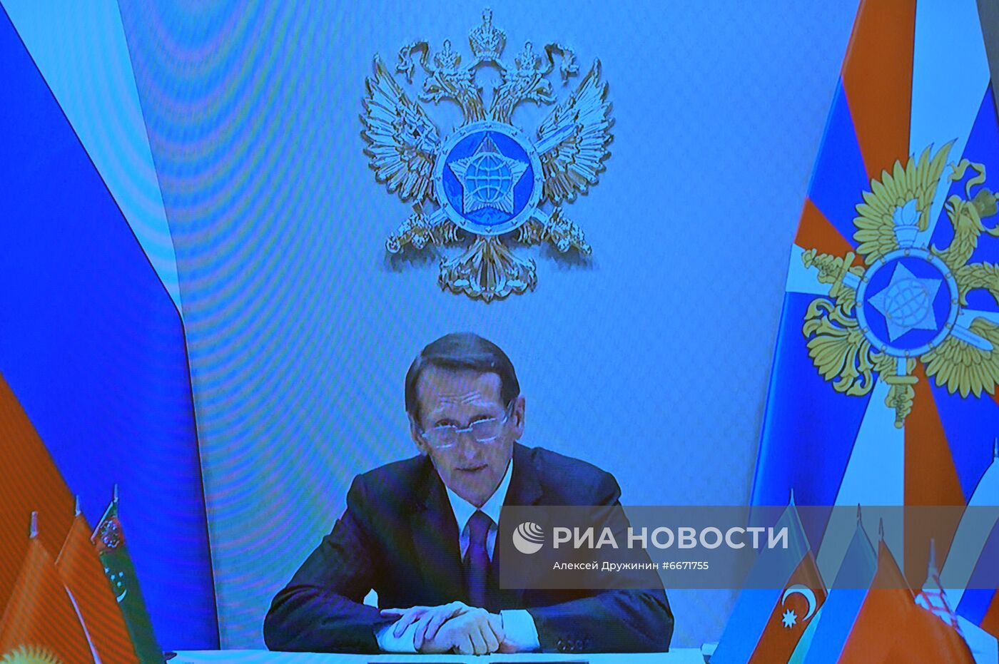 Президент РФ В. Путин провел встречу с главами спецслужб стран СНГ