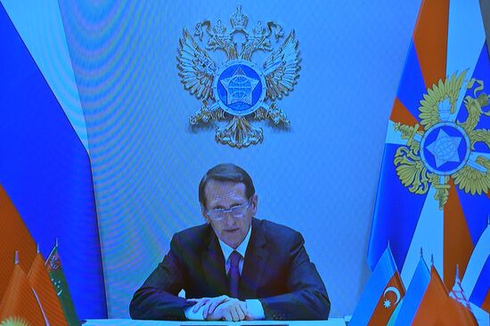 Президент РФ В. Путин провел встречу с главами спецслужб стран СНГ